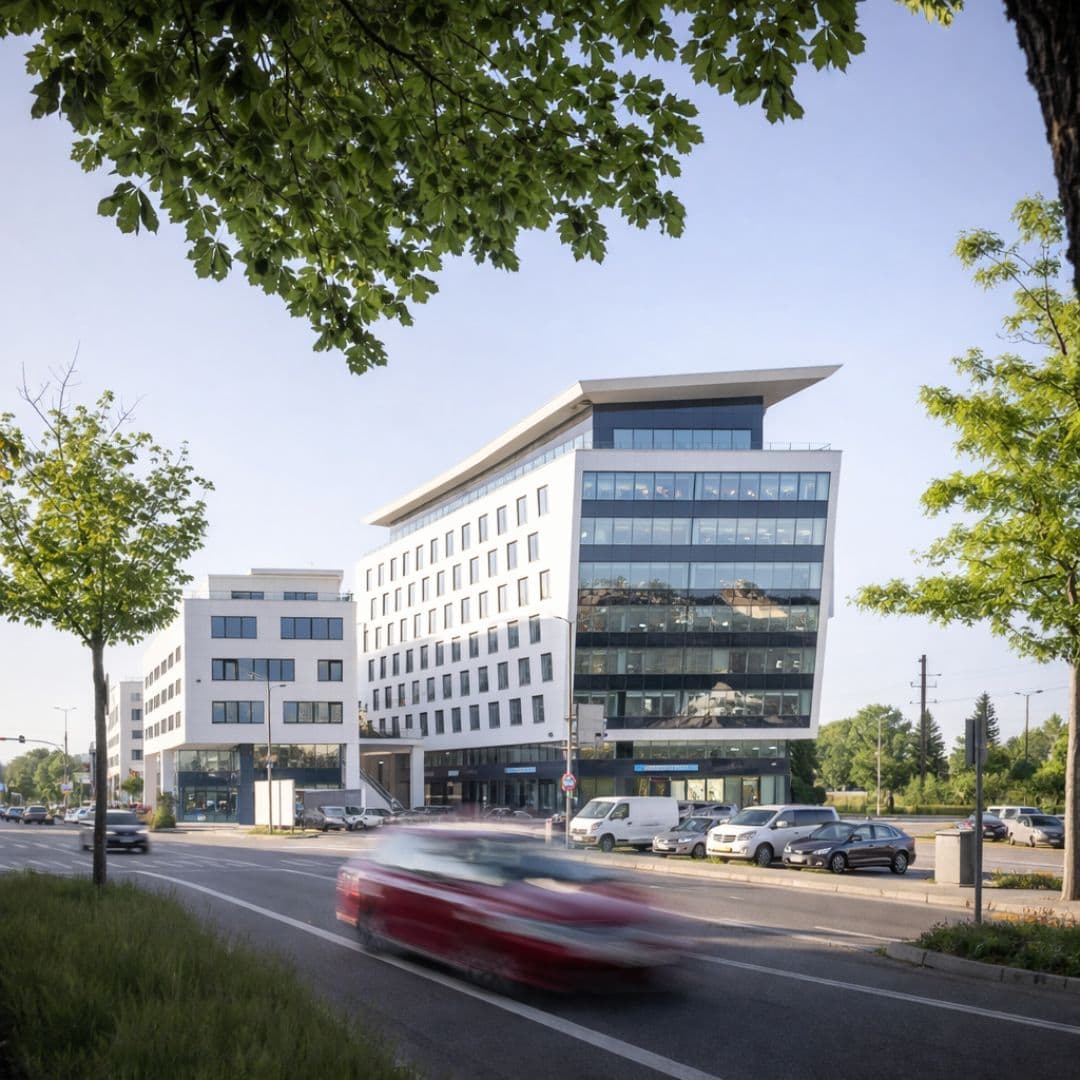 Der Medical Cube in Rosenheim, moderner Gebäudekomplex in zentraler Lage direkt am Hauptbahnhof, Standort der Zahnarztpraxis Chiemgau Lacht Zahnärzte MVZ GmbH (1:1)