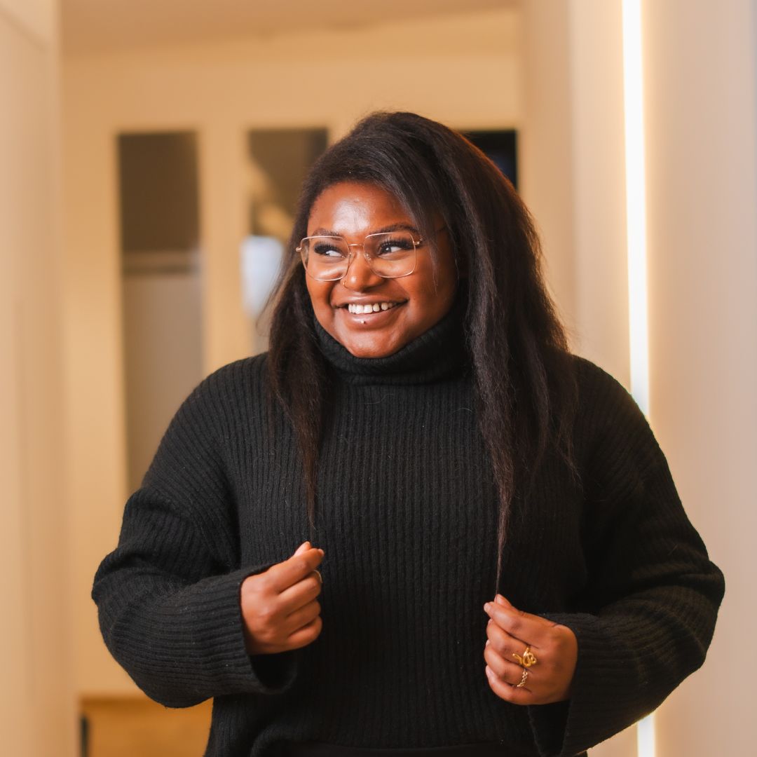 Lächelnde Mitarbeiterin der Zahnarztpraxis Chiemgau Lacht in Rosenheim